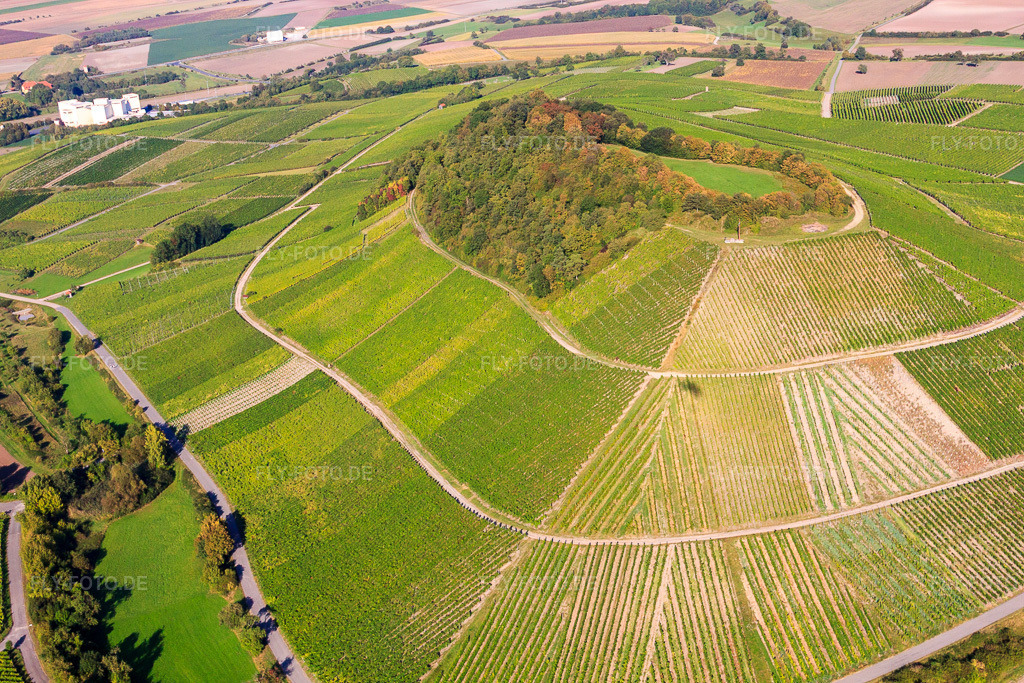 Luftbild: Pyramidenförmiger Weinberg im Ortsteil Hüttenheim in Willanzheim im Bundesland Bayern in Deutschland. Foto: IMG_45688-1735.jpg vom 25.09.2011 durch Werner Riehm/FLY-FOTO.de