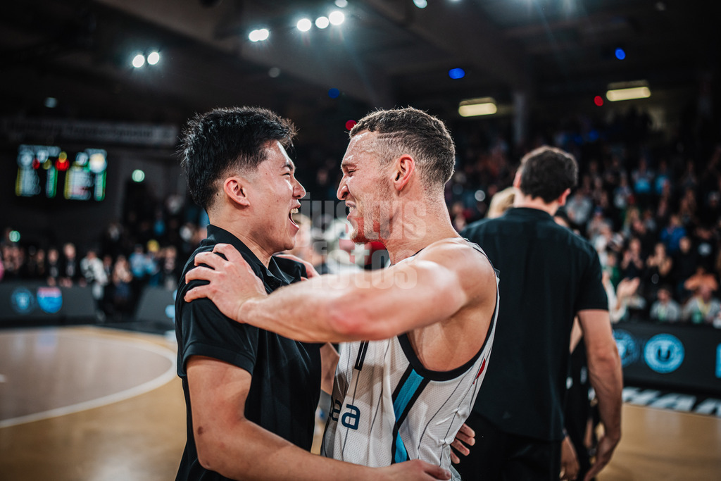 Basketball | Männer | Saison 2024/2025 | easyCredit Basketball Bundesliga | 4. Spieltag | Veolia Towers Hamburg vs. EWE Baskets Oldenburg | 06.10.2024 | v.l. Teambetreuer Anthony Tran und Brae Ivey (#1, Veolia Towers Hamburg)