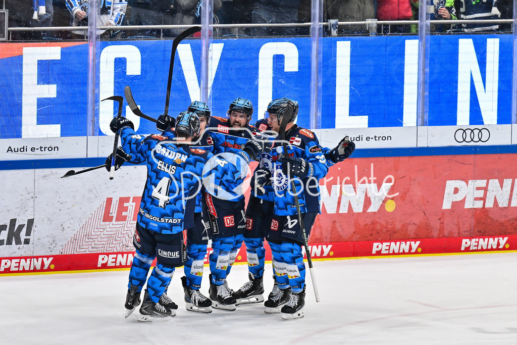 ERC Ingolstadt - Eisbären Berlin | INGOLSTADT, GERMANY - 18. DECEMBER: Jubel der Hausherren nach dem Treffer zum 6-5 durch Riley BARBER (ERC Ingolstadt 37) / Tor / Torschuetze / Freude / Happy während dem Match zwischen dem ERC Ingolstadt und den Eisbären Berlin am 29. Spieltag der Penny DEL in der Saturn Arena