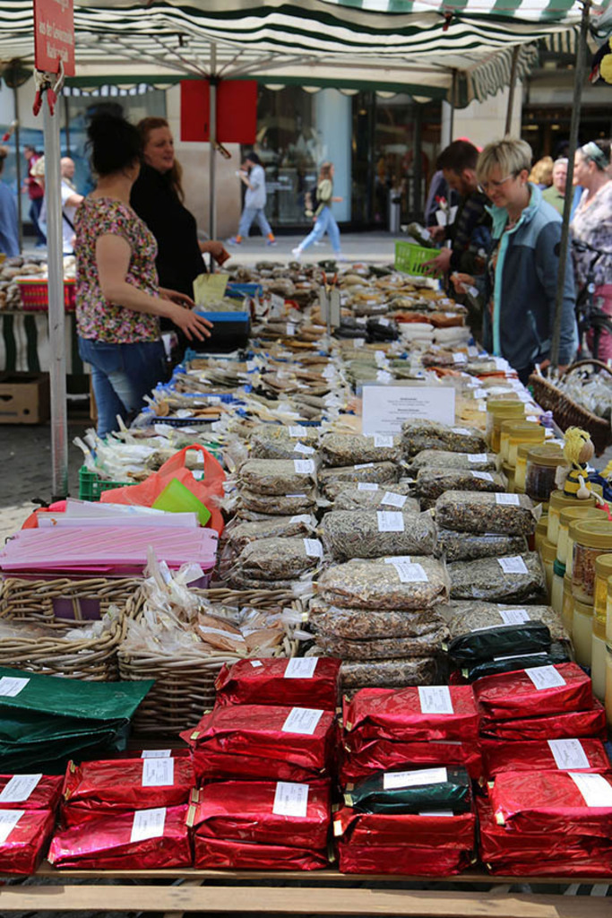 Foto: Leipzig - Wochenmarkt in der Innenstadt | Das Team hinter BILDLEXIKON LEIPZIG bündelt historische wie aktuelle Informationen über die Stadt Leipzig in Text und Bild auf einer Plattform und stellt diese der interessierten Öffentlichkeit zur Verfügung.