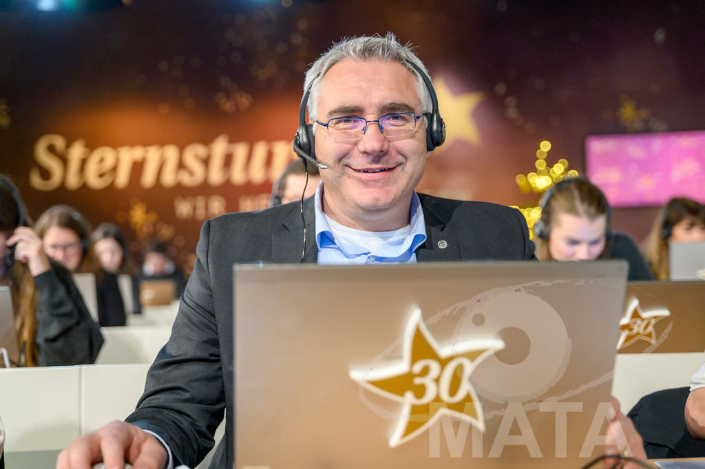 _DWA1248 | Telefonspende Empfänger bei '30 Jahre Sternstunden-Gala 2023' in der Frankenhalle. Nürnberg, 15.12.2023 - Realisiert mit Pictrs.com