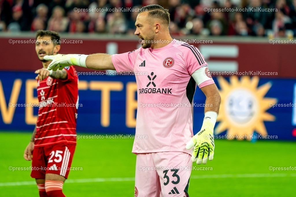 xKKU17102501005 | 17.10.2025, xKKUx, Fußball, Fortuna Düsseldorf - Eintracht Braunschweig, 2. Fußball Bundesliga, Merkur Spiel-Arena, Saison 2025 2026: Torwart Florian Kastenmeier&nbsp;(Fortuna Düsseldorf #33) gestikulierend  DFB regulations prohibit any use of photographs as image sequences and or quasi-video.