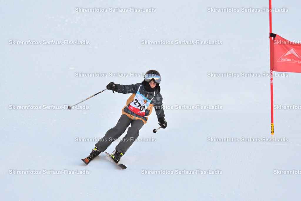 SRF_25.12.2025_0222 | Skirennfotos,Serfaus,Fiss,Ladis,Kinderskirennen,Winter,Tirol,Oberland,skirace,SFL,feelfree,weil wir's genießen,ski,Ski,skifahren,Sonnenplateau, - Realisiert mit Pictrs.com