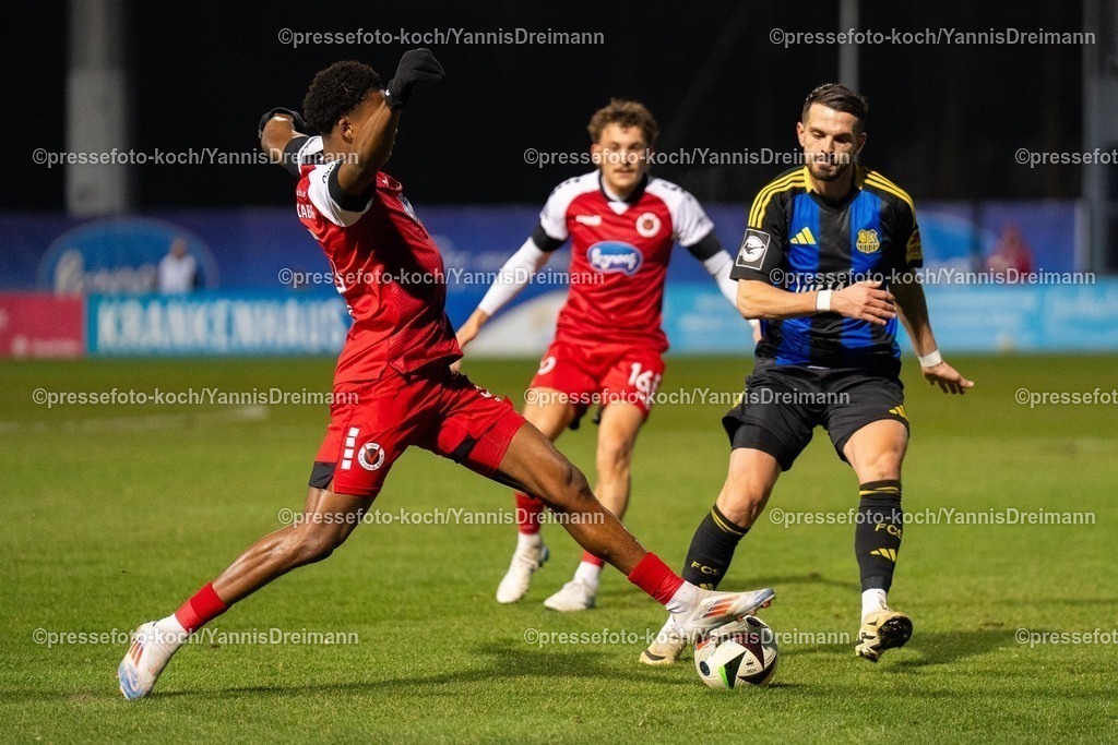 xYDR2802250101036 | 28.02.2025, xydrx, Fußball, Viktoria Köln - 1.FC Saarbrücken, 3.Liga, Sportpark Höhenberg, Saison 2024 2025: Sidny Lopes Cabral (Viktoria Köln #5) im Zweikampf mit Kasim Rabihic (1.FC Saarbrücken #10). DFB regulations prohibit any use of photographs as image sequences and or quasi-video.