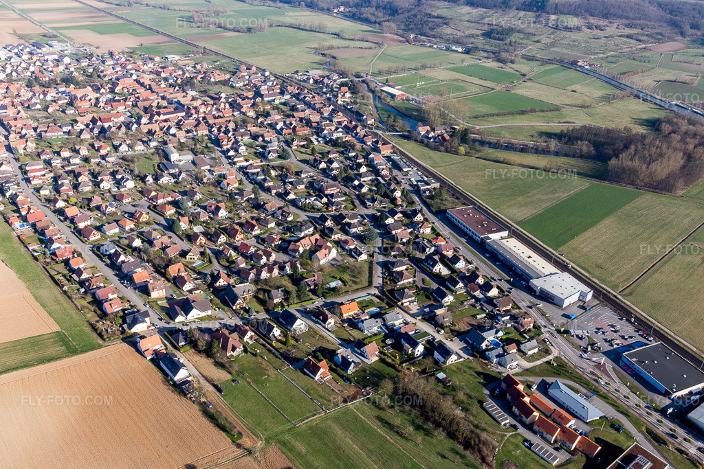 Aerial view: View of the town in Hochfelden in the state Bas-Rhin, France. – Photo: IMG_097587.jpg taken on 03/16/2017 by Werner Riehm/FLY-FOTO.com – Resolution of the original: 5322 x 3548 px