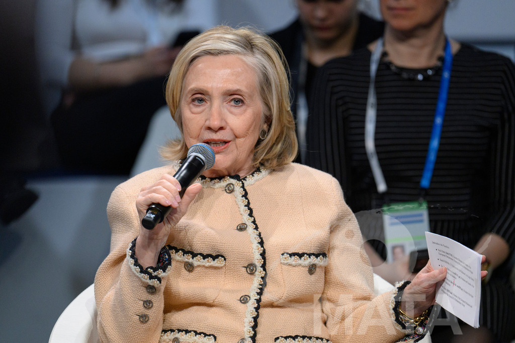 _DWA0239 | Die US-Politikerin Hillary Clinton auf der Veranstaltung Girls Just Want to Have Fundamental Rights: Fighting the Global Pushback im Rahmen der Münchner Sicherheitskonferenz 2026. München, 14.02.2026 Bayern Deutschland - Realisiert mit Pictrs.com