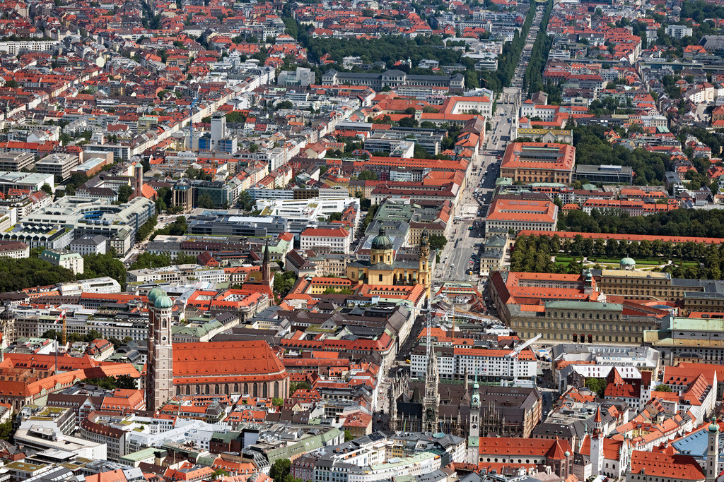 dr__0048512.jpg | MüNCHEN 19.07.2024 Altstadtbereich und Innenstadtzentrum im Ortsteil Altstadt in München im Bundesland Bayern, Deutschland. Weiterführende Informationen bei: Landeshauptstadt München. // Old Town area and city center in the district Altstadt in Munich in the state Bavaria, Germany. Further information at: Landeshauptstadt Muenchen. Foto: Daniel Reiter