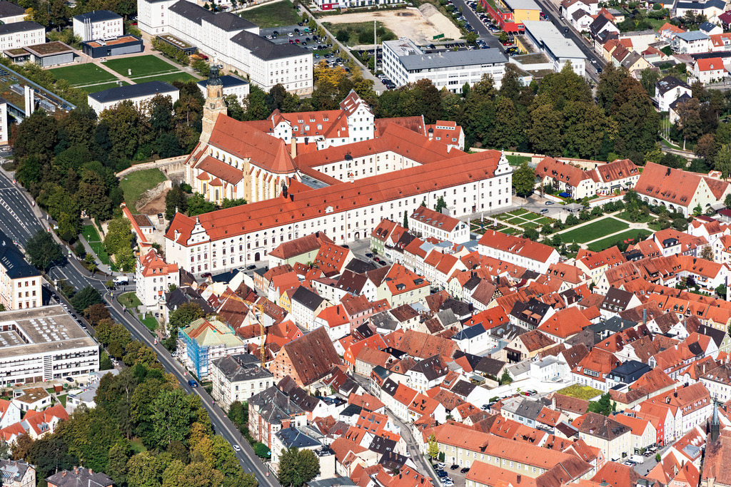 dr__0018469.jpg | AMBERG 11.09.2018 Bibliotheks- Gebäude der Provinzialbibliothek Amberg sowie das römisch-katholische Pfarramt St. Georg sowie ein Teil des dem Max-Reger-Gymnasium angeschlossenen Internats in dem denkmalgeschützten Gebäudekomplex untergebracht. in Amberg im Bundesland Bayern, Deutschland. // Library Building of Provinzialbibliothek Amberg sowie das roemisch-katholische Pfarront St. Georg sowie ein Teil of dem Max-Reger-Gymnasium ongeschlossenen Internats in dem denkmalgeschuetzten Gebaeudekomplex untergebracht. in Amberg in the state Bavaria, Germany. Foto: Daniel Reiter