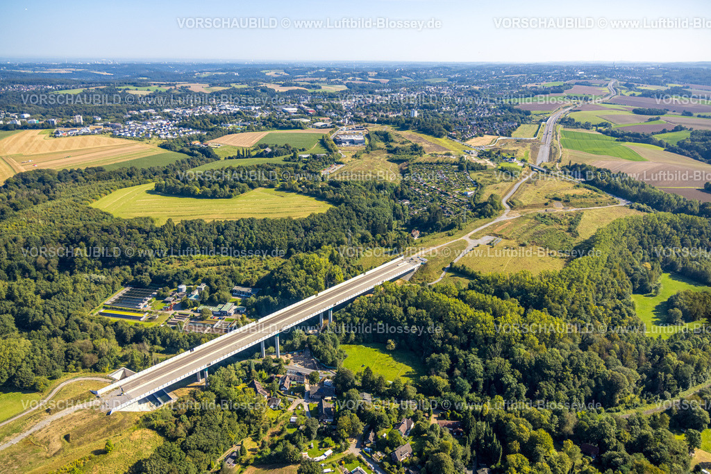 Heiligenhaus240813246 | Luftbild, Baustelle Angerbachtalbrücke, Autobahnneubauabschnitt der A44, Lückenschluss zwischen Ratingen-Ost und Velbert, Klärwerk Angertal, Fernsicht, Heiligenhaus, Ruhrgebiet, Nordrhein-Westfalen, Deutschland