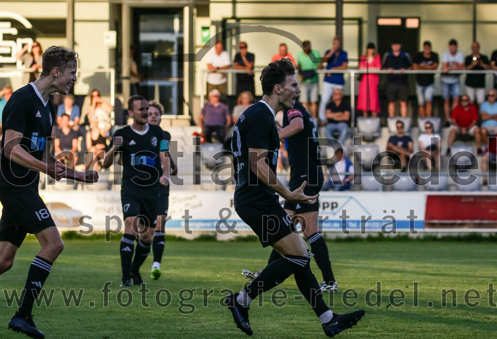 2023-08-18_051_FC_Schwaig_gegen_TSV_Kastl | Oberding, Deutschland, 18.08.2023:
Fußball, Landesliga Südost 2023 / 2024, 7. Spieltag, FC Schwaig gegen TSV Kastl, Endergebnis: 2:2

Jubel nach dem 0:1 durch Sebastian Spinner (TSV Kastl, #10)
Marco Unterholzner (TSV Kastl, #18), Sebastian Spinner (TSV Kastl, #10)

Foto: Christian Riedel / fotografie-riedel.net