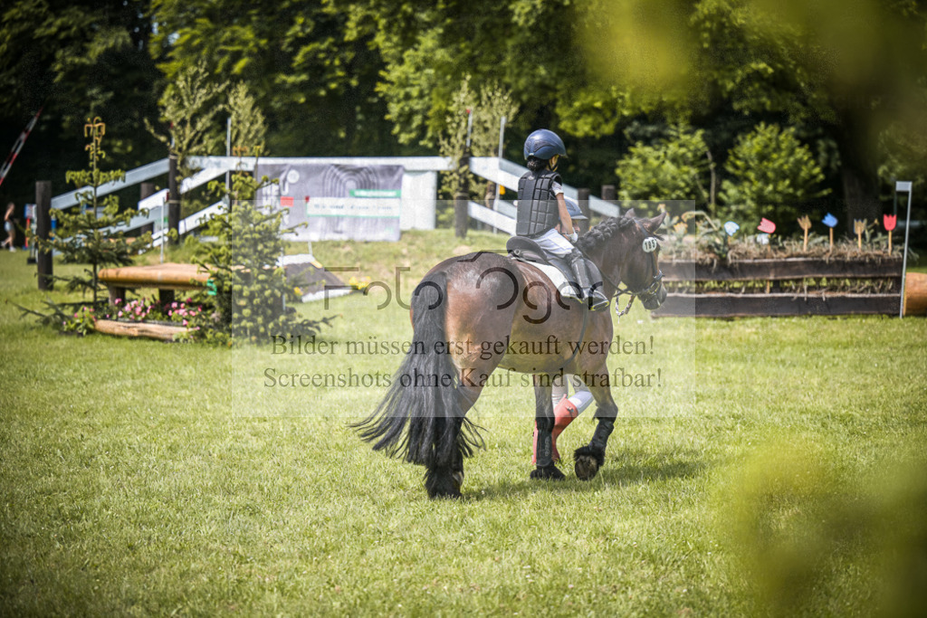 DOS_5240 | Entdecke hochwertige Reitturnierfotos von Foto Oger. Professionell, emotional und authentisch – jetzt Lieblingsmomente im Shop bestellen.Deutschlandweite Turnierfotografie. - Realisiert mit Pictrs.com