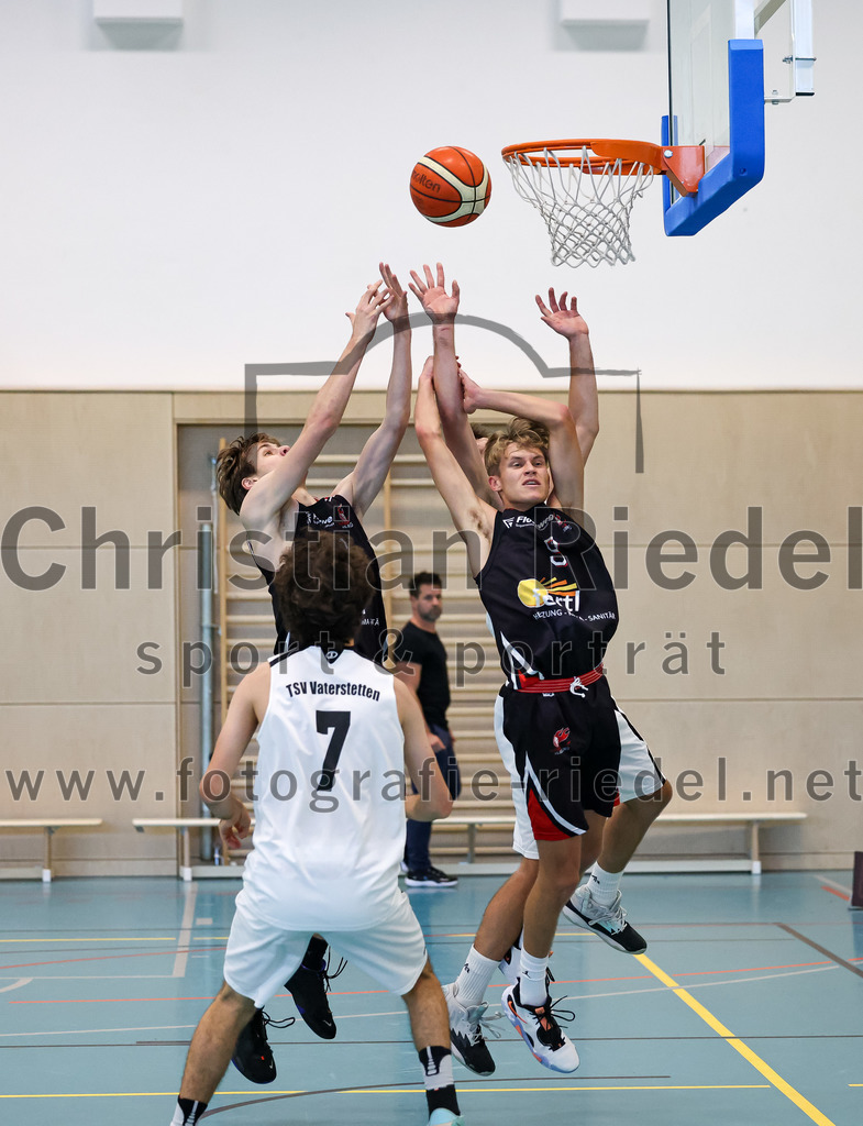 2022-10-16_042_TSV_Vaterstetten_gegen_Baskets_Vilsbiburg_2 | Vaterstetten, Deutschland, 16.10.2022:
Basketball, Bayernliga Herren Südost 2022 / 2023, 1. Spieltag, TSV Vaterstetten gegen Baskets Vilsbiburg 2, Endergebnis: 83:64

Luca Maurice Kohll (TSV Vaterstetten, #7), M. Urbanke (Baskets Vilsbiburg, #9)

Foto: Christian Riedel / fotografie-riedel.net