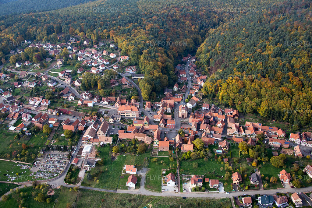 Aerial view: View of the town in Offwiller in the state Bas-Rhin, France.Photo: IMG_084801.jpg taken on 10/24/2015 by Werner Riehm/FLY-FOTO.comResolution of the original: 5472 x 3648 px