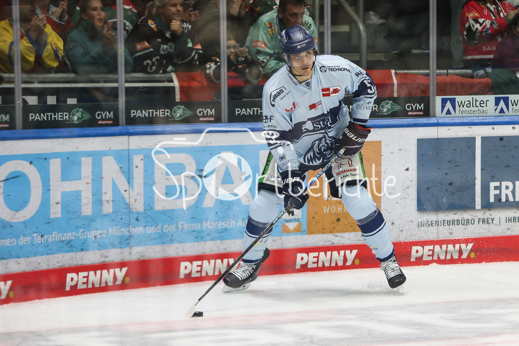 Augsburger Panther - Straubing Tigers | Nicolas MATTINEN (STR #52) am Puck / Freisteller / Einzelfoto