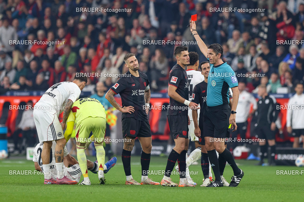 Bayer 04 Leverkusen vs Eintracht Frankfurt - Bundesliga  | Leverkusen, Deutschland, 12.09.25:   Robert Andrich (Bayer 04 Leverkusen) erhaelt die rote Karte von Schiedsrichter Deniz Aytekin waehrend des Spiels der Bundesliga zwischen  Bayer 04 Leverkusen vs Eintracht Frankfurt in der BayArena(Foto von Brauer-Fotoagentur / Adrian Schlueter)