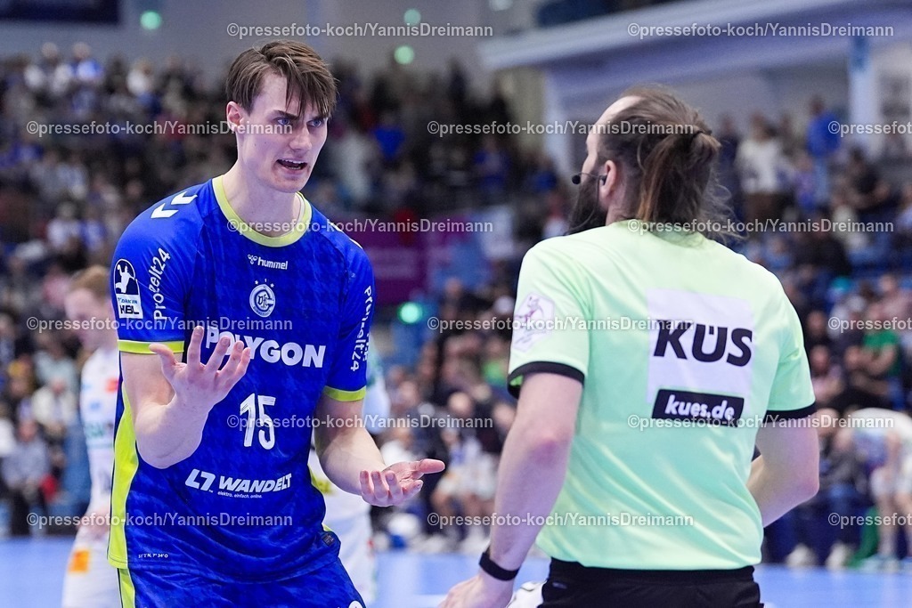 xYDRx14122501072 | 14.12.2025, xydrx, Handball, 1.HBL, VfL Gummersbach - SC Magdeburg, Schwalbe-Arena: Miro Schluroff (VfL Gummersbach #15) diskutiert mit dem SchiedsrichterPhoto: xYannisxDreimannxPressefotoKochx