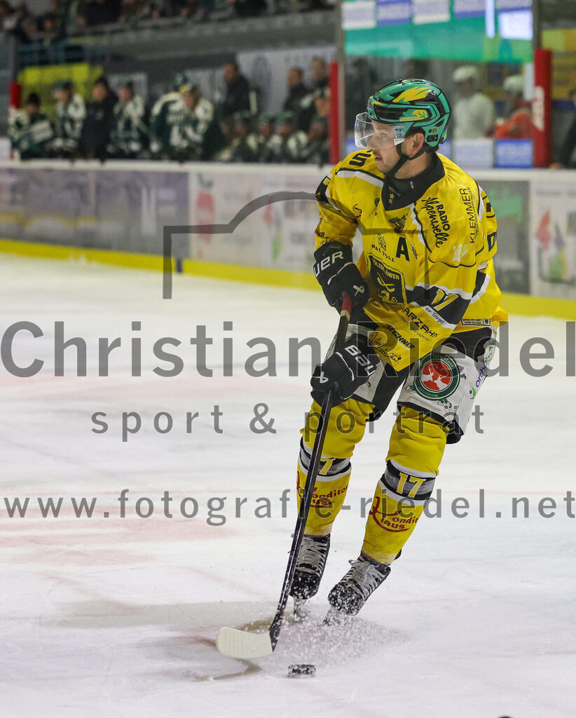 2025-12-19_041_TSV_Erding_gegen_Toelzer_Loewen | Erding, Deutschland, 19.12.2025:Eishockey, Oberliga Süd 2025 / 2026, 27. Spieltag, TSV Erding gegen Tölzer Löwen, Endergebnis: 2:5Dominik Daxlberger (Tölzer Löwen, #17)Foto: Christian Riedel / fotografie-riedel.net