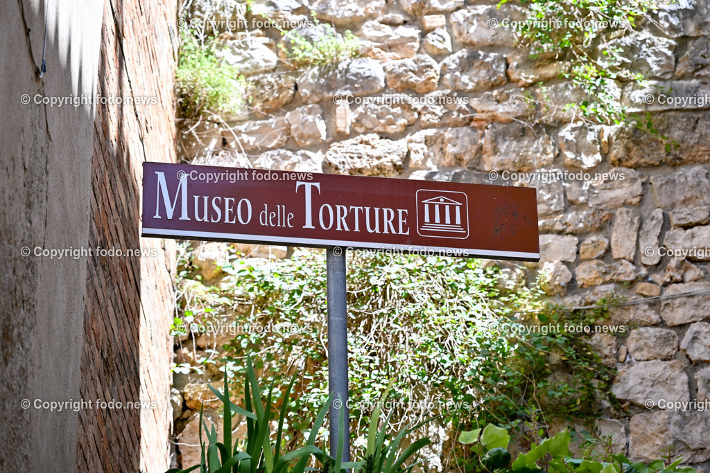 Italien_ Toskana_ San Gimignano_ 31.05.2024-3 | 31.05.2024, Italien, ITA, Toskana, San Gimignano im Bild Stadtansichten Gebäude, Architektur, Touristen, Historisch, Souvenir, Ansichten der berühmten Stadt San Gimignano in der Toskana-Italien - View of the famous town San Gimignano in Tuscany-ItalySan Gimignano ist eine italienische Kleinstadt in der Toskana mit einem mittelalterlichen Stadtkern. San Gimignano wird auch die Stadt der Türme genannt. Die Stadt liegt in der Provinz Siena. Sie gehört neben Florenz, Siena und Pisa zu den von Touristen meist besuchten Zielen in der Toskana.