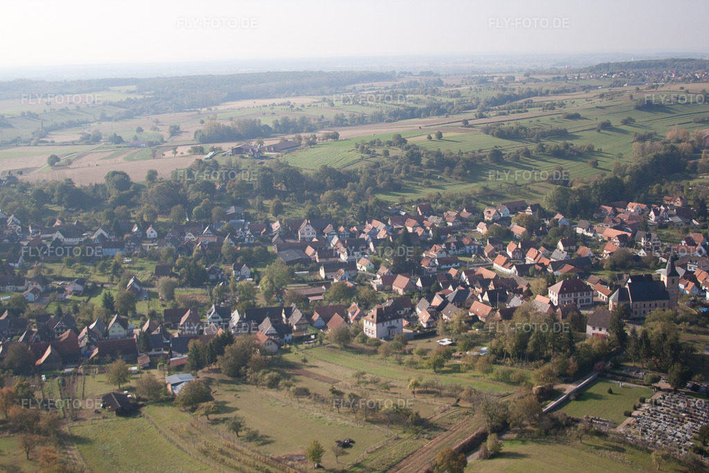 Luftbild: Ortsansicht von Norden in Preuschdorf im Bundesland Bas-Rhin in Frankreich. – Foto: IMG_45869.jpg vom 16.10.2011 durch Werner Riehm/FLY-FOTO.de – Auflösung des Originals: 4752 x 3168 px