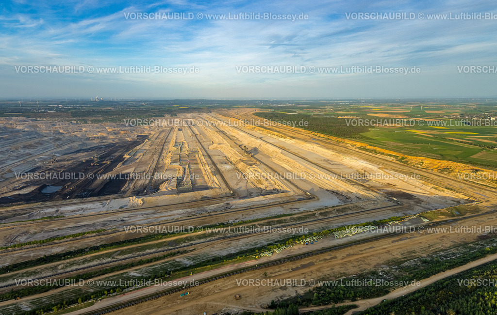Niederziers240403674BraunkohleTagebauHambacherForst | Luftbild, BraunkohleTagebau Hambacher Forst, Braunkohlengewinnung Rheinisches Revier, Natur Raubbau, Schaufelradbagger, Fernsicht, Ellen, Niederzier, Rheinland, Nordrhein-Westfalen, Deutschland