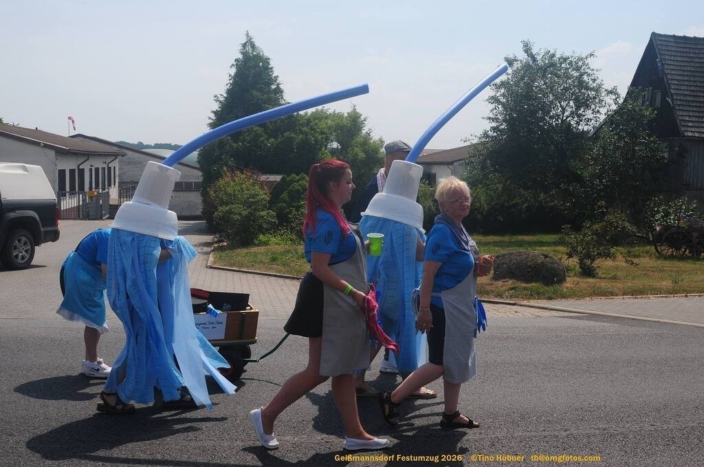 Geißmannsdorf-2026-Festumzug-187 | Festumzug in Geißmannsdorf bei Bischofswerda im Juni 2026. Fotografische Eindrücke und Momentaufnahmen vom Festumzug anläßlich des 800-jährigen Bestehens von Geißmannsdorf - mit Teilnehmern und Gästen, Strohpuppen und geschmückten Vorgärten und Grundstücken - Realisiert mit Pictrs.com