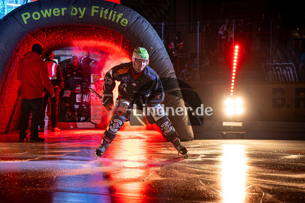 Peißenberg MINERS gegen ESV Buchloe PIRATES | Eishockey Bayernliga 2025/26 Vorrunde 29. Spieltag, Peißenberg MINERS gegen ESV Buchloe PIRATES, 20260123,Einlauf, Eröffnung,2026-01-23 in Peißenberg (flatbuy Arena Peißenberg), Weiland PARRISH (MINERS 13)Copyright: WolfgangxLindner www.foto-lindner.de