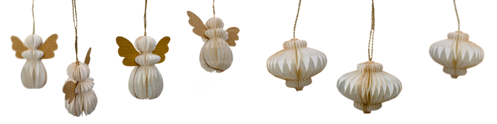 Wabenfiguren D | Neue isolierte Weihnachtsbaum Ornamente aus Wabenpapier. Weihnachts Waben Engel Ornament und Papier Waben Kugel Ornament in verschiedenen Positionen. Fotografierte Unschärfe bei größerer Entfernung zu den Waben Figuren. 