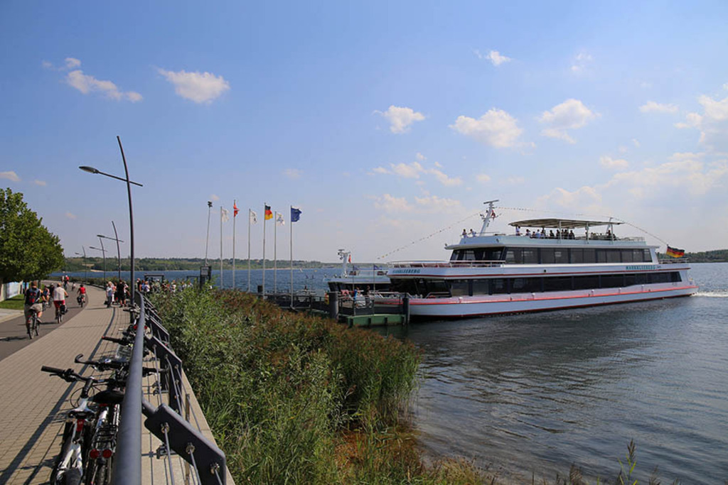 Foto: Leipzig - Markkleeberger See - Seepromenade | Das Team hinter BILDLEXIKON LEIPZIG bündelt historische wie aktuelle Informationen über die Stadt Leipzig in Text und Bild auf einer Plattform und stellt diese der interessierten Öffentlichkeit zur Verfügung.