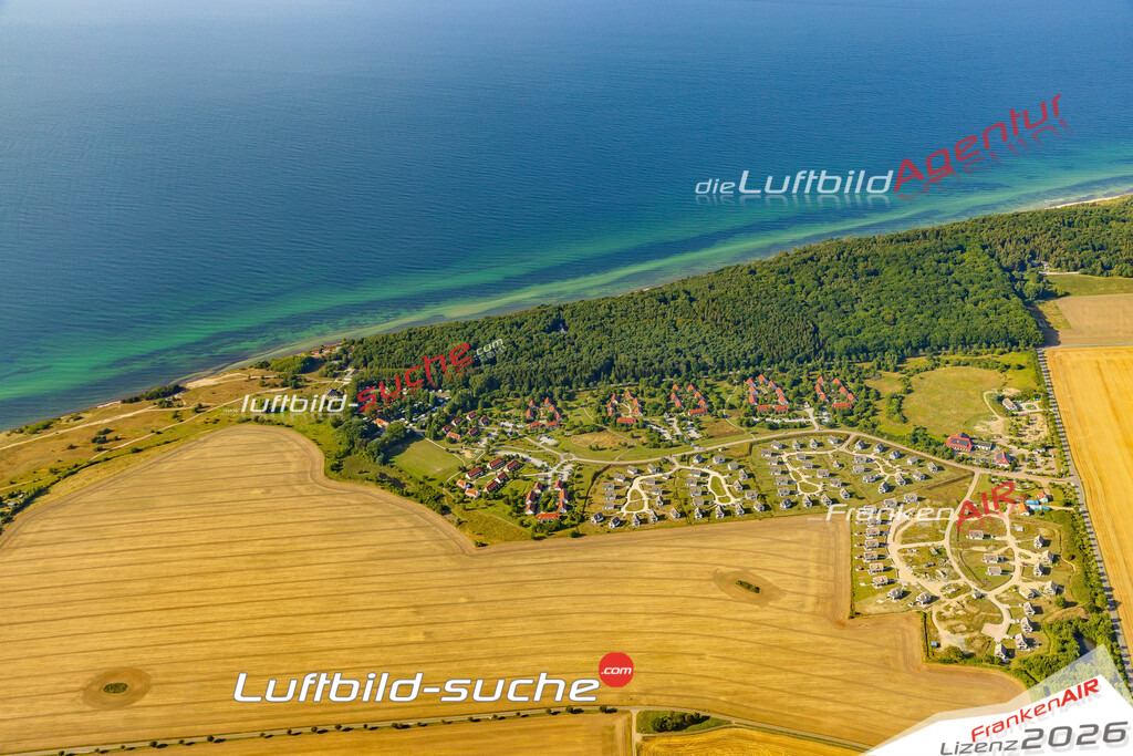 Schrägluftbild  Feriendorf Rugana Ostsee  Dranske - Das Luftbild wurde 2025 vom UL-Flugzeug heraus erstellt (ohne Drohne- keine Drohnenaufnahme ) - Hochauflösende Luftaufnahme -Nicht vergleichbar mit Google Maps oder Satelittenbilder- Die Geschenkidee !Mit Lizenz und Bildrechte bestellbar
