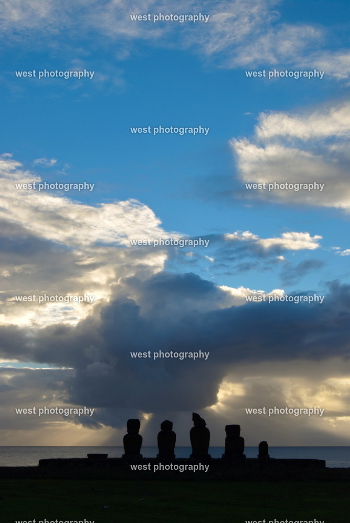 Cloud over Ahu Tahai 2 - CHI 2011 | west photography - Realisiert mit Pictrs.com