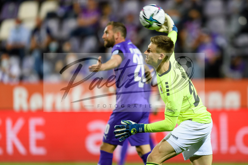 OSNVKO2021090620210906_156 | Fussball, Herren: Torwart Moritz Nicolas (FC Viktoria Koeln) in Aktion, am Ball, Einzelaktion beim Spiel der 3. Liga zwischen VfL Osnabrueck und FC Viktoria Koeln im Stadion an der Bremer Bruecke am 06.09.2021 in Osnabrueck, Deutschland.DFB / DFL REGULATIONS PROHIBIT ANY USE OF PHOTOGRAPHS AS IMAGE SEQUENCES AND/OR QUASI-VIDEO. - Realisiert mit Pictrs.com