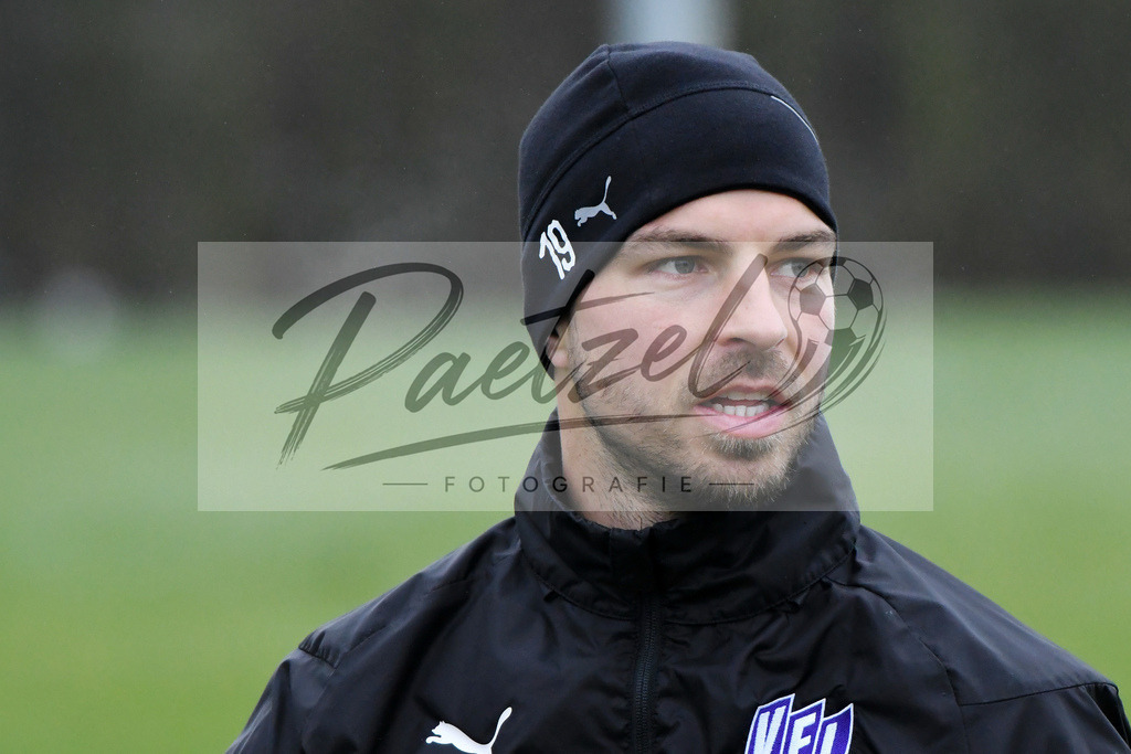 20200125_TRAOSN_0064 | Fußball, Herren: Kevin Wolze (VfL Osnabrück) schaut beim Training des VfL Osnabrück am 25.01.2020 im Sportpark Illoshöhe in Osnabrück, Deutschland.(Foto von Nico Paetzel) - Realisiert mit Pictrs.com
