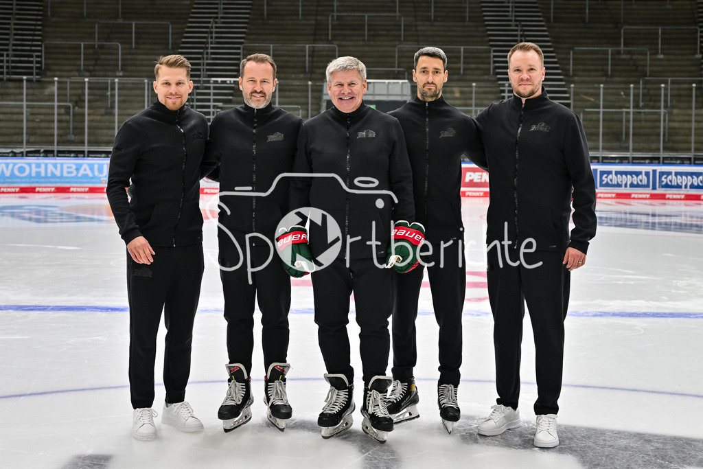 Augsburger Panther 2025/26 | im Bild das Trainerteam der Augsburger Panther in der Saison 2025/26, v. l. Adrian SCHELENZ, Thomas DOLAK, Bill PETERS, Dennis ENDRAS, Mika WENDELL / Media Day Augsburger Panther: Curt-Frenzel Stadion am 06.08.2025