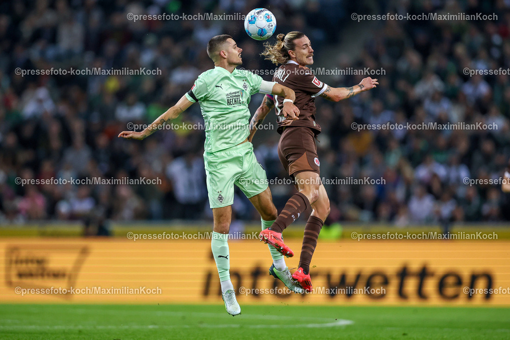 BMG24112401024 | 24.11.2024, Fußball, Borussia Mönchengladbach - FC St. Pauli, 1. Fußball Bundesliga, Borussia-Park, Saison 2024 2025: Kopfball Zweikampf Julian Weigl (Mönchengl. #8) gegen Jackson Irvine (St.Pauli #7)DFB regulations prohibit any use of photographs as image sequences and or quasi-video.