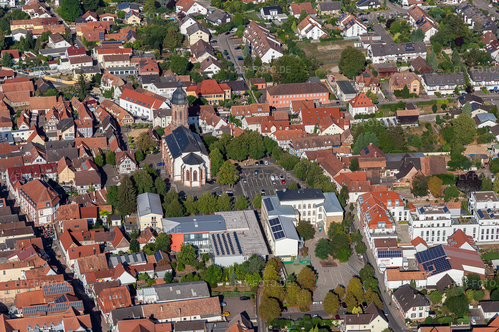 Luftbild: Stadthalle Grundschule Marktplatz St. Georg Kirche in Kandel im Bundesland Rheinland-Pfalz in Deutschland. Foto: IMG_134033.jpg vom 21.08.2022 durch Werner Riehm/FLY-FOTO.de