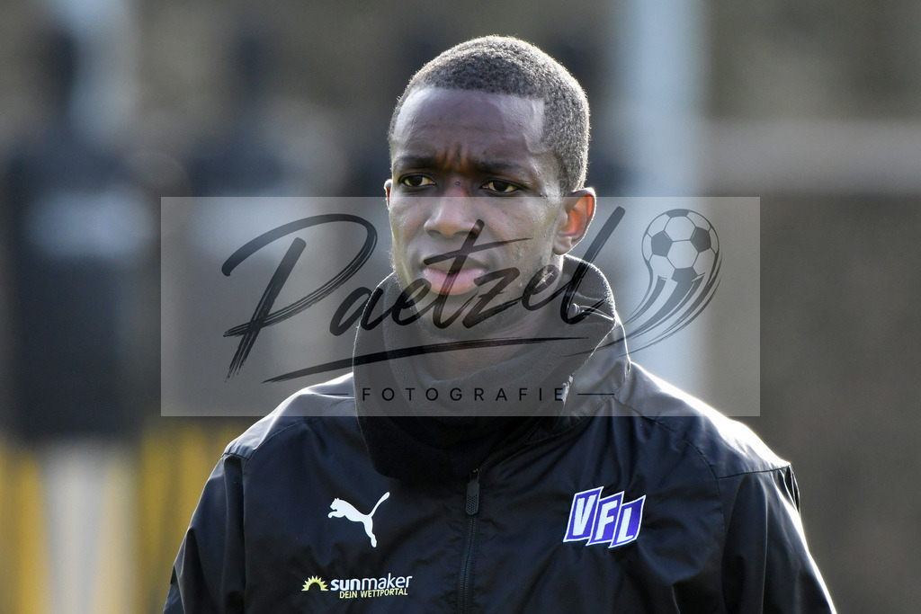 20200215_TRAOSN_0047 | Fussball, Herren: Assan Ceesay (VfL Osnabrueck) schaut waehrend der Trainingseinheit des VfL Osnabrueck im Sportpark Illoshoehe am 15.02.2020 in Osnabrueck, Deutschland. - Realisiert mit Pictrs.com