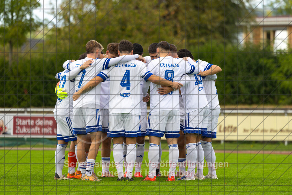 20261010_152904_0674_(c)_by_PhotoPeet | #,1.FC Eislingen (weiß) vs. TSV Bernhausen (lila), Fussball, Landesliga 2 - wfv, 11. Spieltag, Saison 2026/2027, Rasenplatz, Eichbachstation, Haldenstraße, 73054 Eislingen, 10.10.2026 - 15:30 Uhr,Foto: PhotoPeet / Sport- &amp; Eventfotografie / Peter Harich