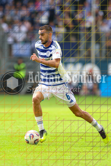 MSV Duisburg vs VfB Stuttgart II - 3. Liga | Duisburg, Deutschland, 02.08.25:   Rasim Bulic (MSV Duisburg) in Aktion am Ball, Einzelaktion waehrend des Spiels der 3. Liga MSV Duisburg vs VfB Stuttgart II in der schauinsland-reisen-arena(Foto von Brauer-Fotoagentur / Adrian Schlueter)
