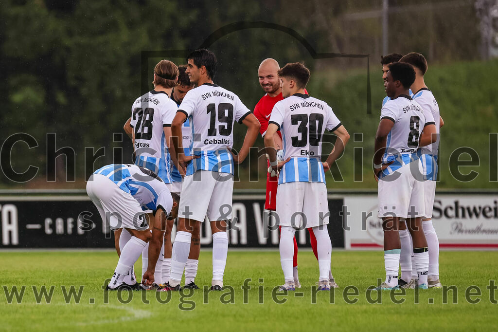 2023-08-05_015_FC_Langengeisling_gegen_SVN_Muenchen | Erding, Deutschland, 05.08.2023:
Fußball, Bezirksliga Oberbayern Ost 2023 / 2024, 2. Spieltag, FC Langengeisling gegen SVN München, Endergebnis: 1:3

Jose Maximiliano Andrade Ceballos (SVN München, #19), Ekrem Kardesoglu (SVN München, #30), Dylan Tougan (SVN München, #8)

Foto: Christian Riedel / fotografie-riedel.net