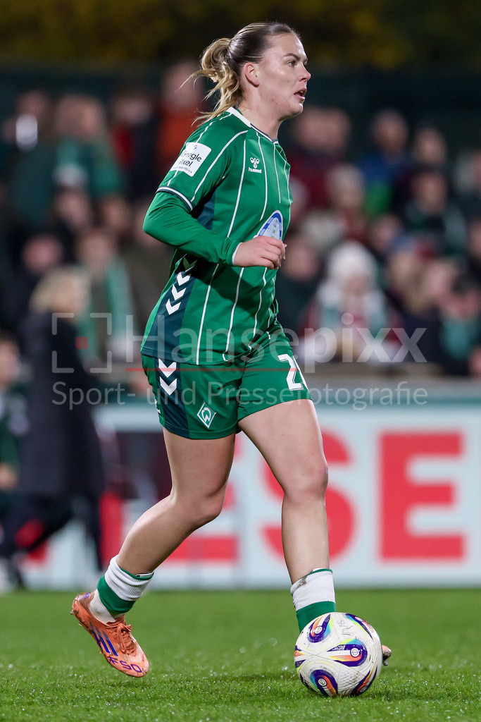 Fussball, Google Pixel Frauen-Bundesliga, SV Werder Bremen - RB Leipzig | Juliane Wirtz (SV Werder Bremen, 28) am Ball, Freisteller, Einzelbild, Ganzkörper, Aktion, Action, Spielszene, DIE DFB-RICHTLINIEN UNTERSAGEN JEGLICHE NUTZUNG VON FOTOS ALS SEQUENZBILDER UND/ODER VIDEOÄHNLICHE FOTOSTRECKEN. DFB REGULATIONS PROHIBIT ANY USE OF PHOTOGRAPHS AS IMAGE SEQUENCES AND/OR QUASI-VIDEO.