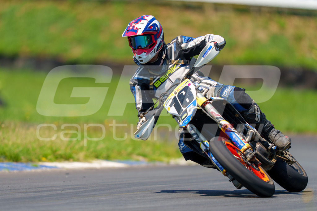 G-Cup + Supermoto Staatsmeisterschaft + Hungarian Supermoto Championship | GRIPcapture steht für authentische Sportfotografie in Österreich – für Momente, die mehr sind als Geschwindigkeit oder Ergebnis. Es geht um Emotion, Spannung, Fokus und den Augenblick, der oft nur einen Wimpernschlag dauert.Ob Motorsport, Teamsport oder 