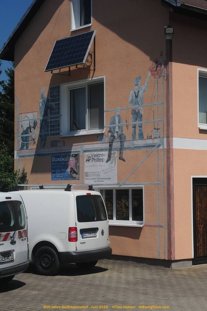 Geißmannsdorf-2026-Ortsbilder-225 | Geißmannsdorf bei Bischofswerda im Sommer 2026. Ein fotografischer Streifzug durch das Dorf Geißmannsdorf, mit Gebäuden, Straßen, Strohpuppen und geschmückten Vorgärten und Grundstücken anlässlich der 800-Jahr-Feier von Geißmannsdorf im Juni 2026 - Realisiert mit Pictrs.com