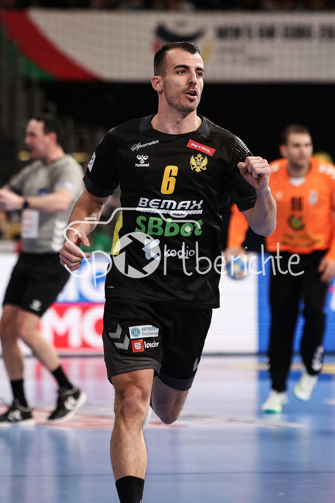 Serbien - Montenegro | Jubel nach einem Treffer gegen Serbien Milos VUJOVIC (MNE #6) / Freisteller / Einzelfoto