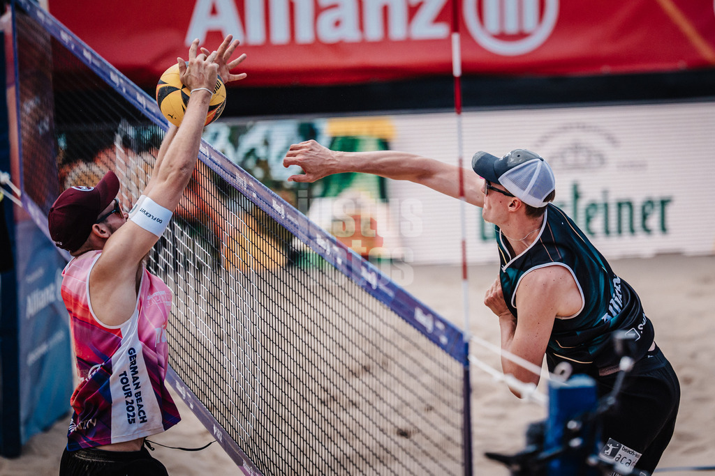 Beachvolleyball | Männer | Allianz German Beach Tour 2025 | Tourstop Berlin | 17.08.2025 | v.l. Benedikt Sagstetter gegen Robin Sowa