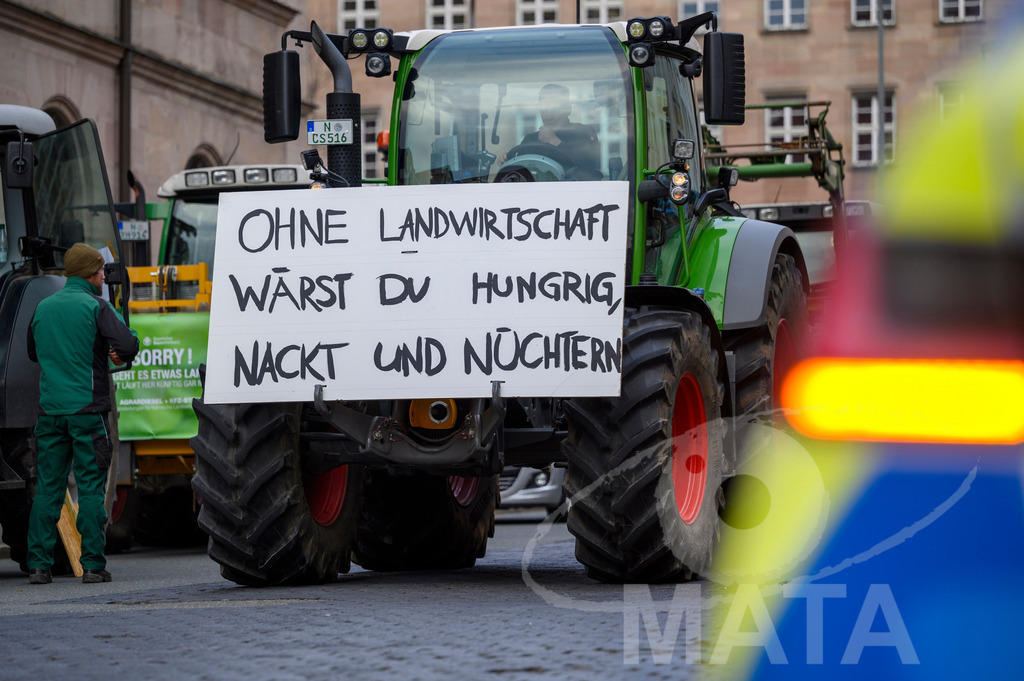 _DWA4237 | Bauerndemo gegen Agrarpolitik der Bundesregierung  auf dem Straße Obstmarkt und Hauptmarkt . Nürnberg, 08.01.2024 - Realisiert mit Pictrs.com