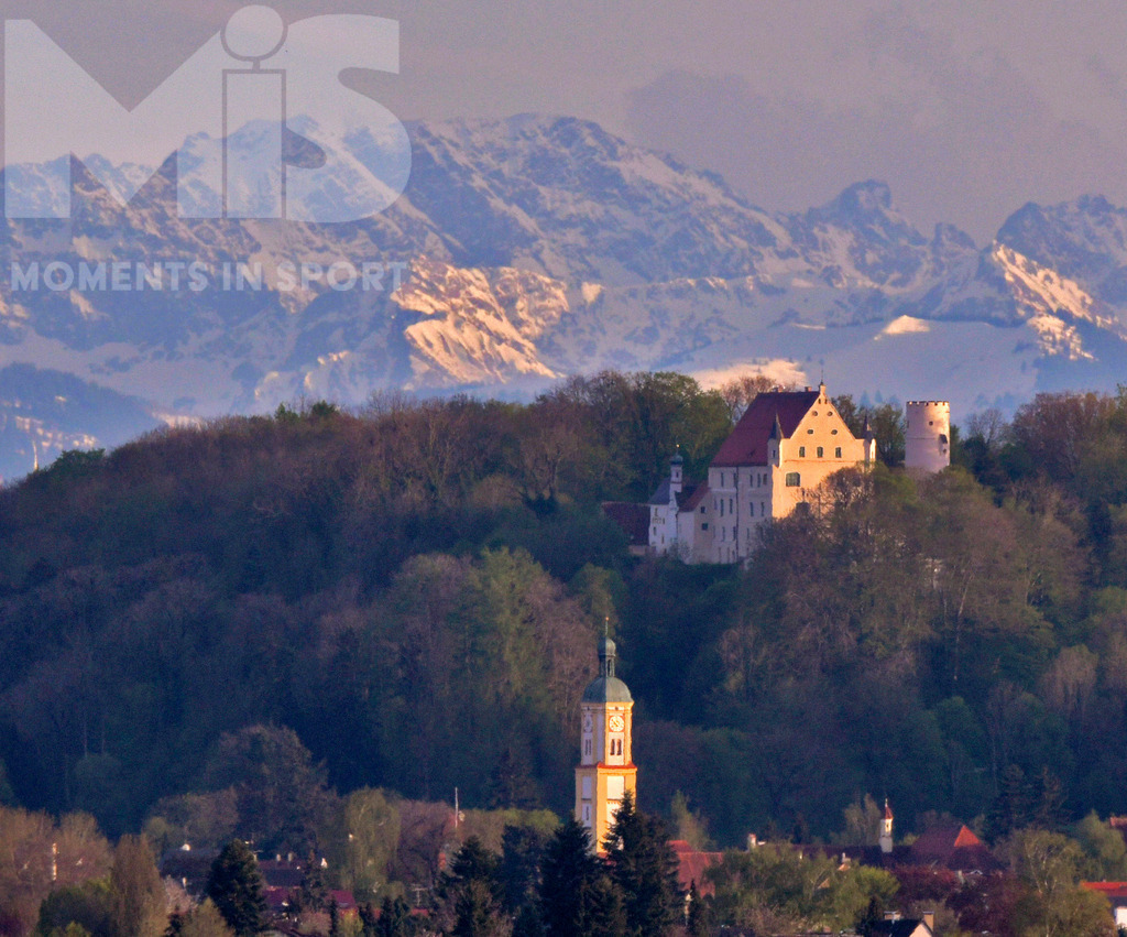 mis180220bf14.JPG | 09.05.2021, Mindelheim im Unterallgäu, Die Mindelburg auf ihrem Platz hoch über Mindelheim, im Hintergrund die Berge der Allgäuer Alpen, durch die Föhnwetterlage rücken sie trotz 80km Entfernung der Burg ganz nah auf die Pelle. Unten der Kirchturm der Mindelheimer Silvesterkirche.  - Realisiert mit Pictrs.com