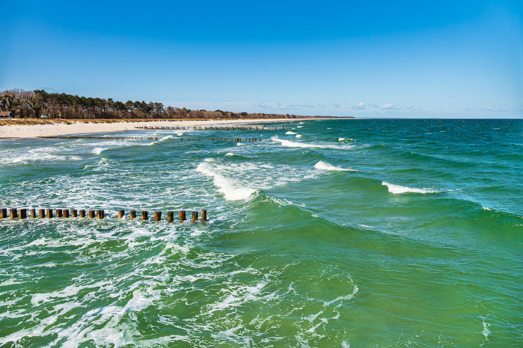 Buhnen und Wellen an der Ostseeküste in Zingst auf dem Fischland-Darß | Buhnen und Wellen an der Ostseeküste in Zingst auf dem Fischland-Darß.