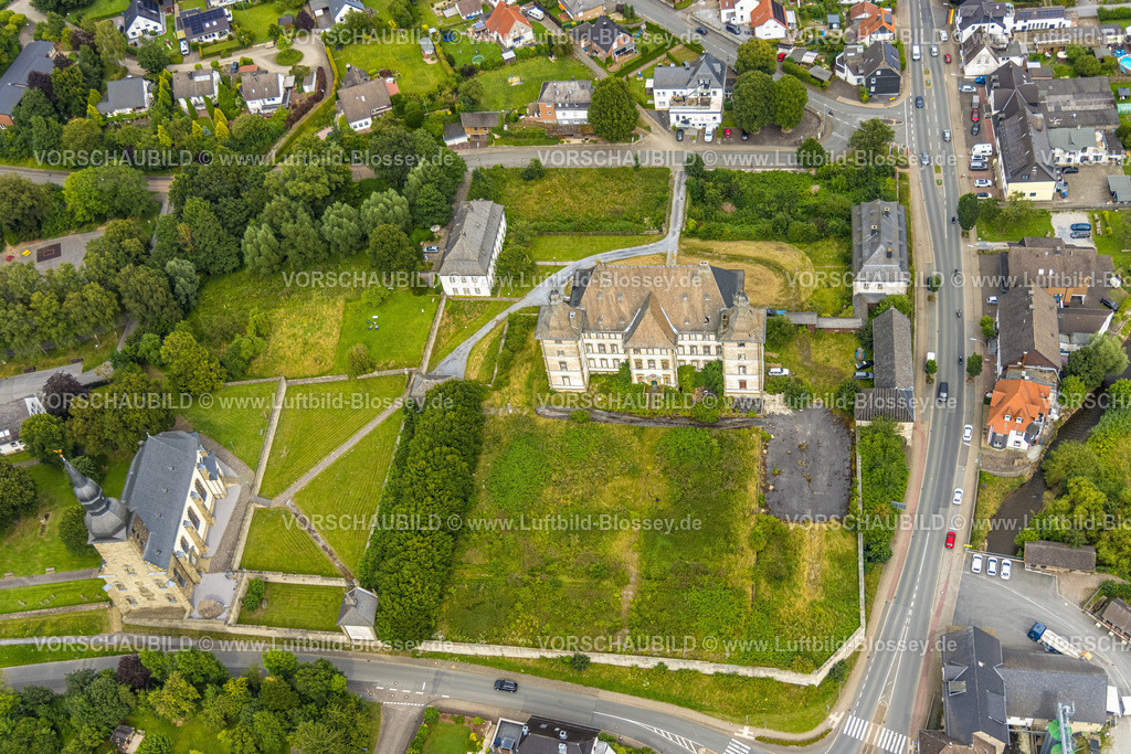 Warstein240713818Sichtigvor | Luftbild, ehemalige Deutschordenskommende Mülheim Schloss, kath. Kirche St. Margaretha, Sichtigvor, Warstein, Sauerland, Nordrhein-Westfalen, Deutschland