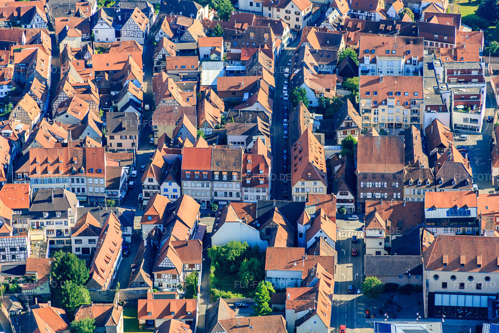 Luftbild: Rue de la Laine in Wissembourg im Bundesland Bas-Rhin in Frankreich. – Foto: IMG_083026.jpg vom 26.06.2015 durch Werner Riehm/FLY-FOTO.de – Auflösung des Originals: 5472 x 3648 px