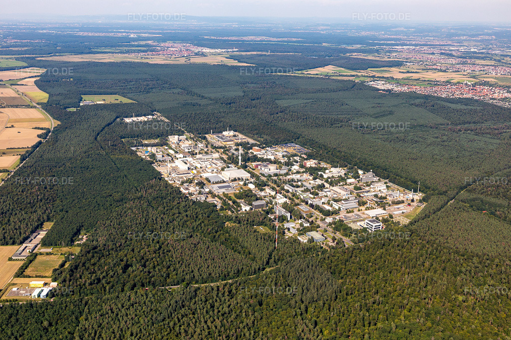 Luftbild: KIT-Campus Nord aus Südwesten im Ortsteil Leopoldshafen in Eggenstein-Leopoldshafen im Bundesland Baden-Württemberg in Deutschland. Foto: IMG_128012.jpg vom 12.08.2021 durch Werner Riehm/FLY-FOTO.de